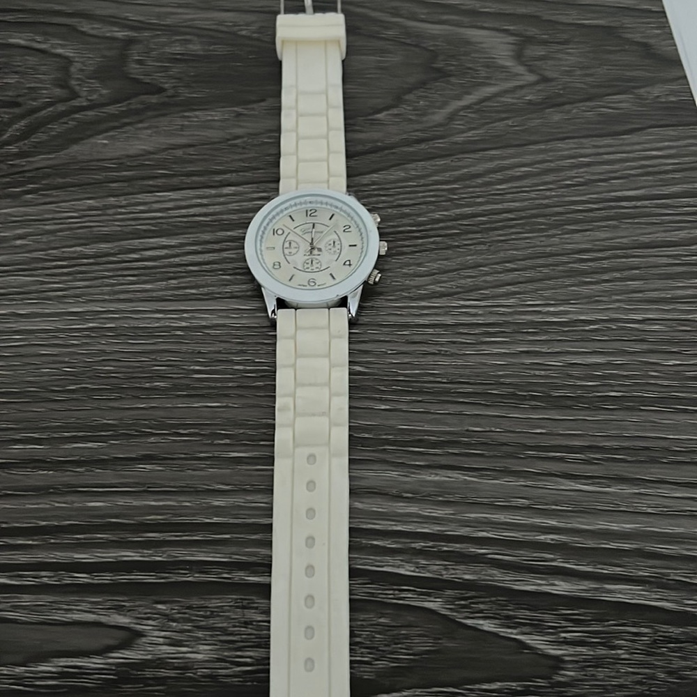 Ladies genneva watch in great condition with new batteries